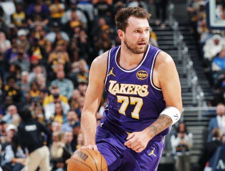  客场连番鏖战记录告破：东契奇如何比肩篮球之神？ 体育新闻 客场连番鏖战记录告破：东契奇如何比肩篮球之神？ 体育新闻